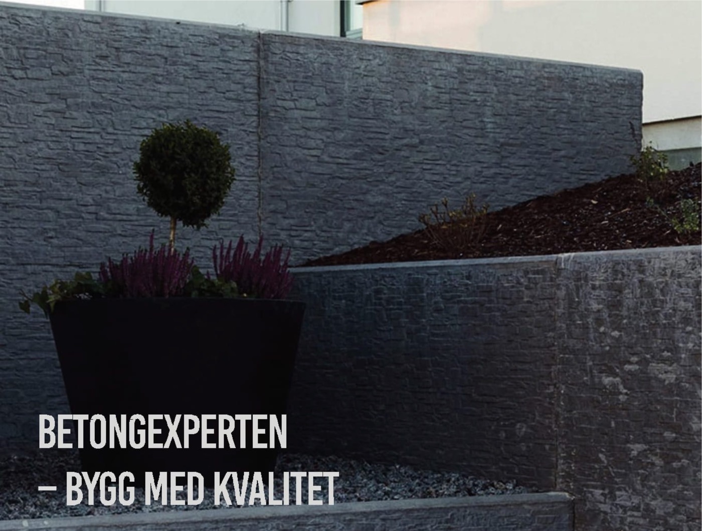 Murar i kalksten, skiffer och betong med skräddarsydda toppstenar och avslut.